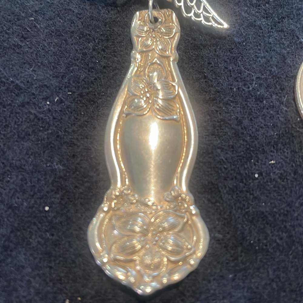 Handmade ornate silver angel pendant/ornament. - Picture 3 of 4